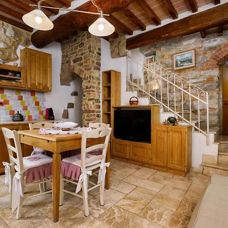 La Casetta Nel Borgo カステルヌオーヴォ・ディ・ヴァル・ディ・チェーチナ エクステリア 写真