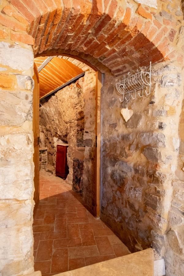 La Casetta Nel Borgo カステルヌオーヴォ・ディ・ヴァル・ディ・チェーチナ エクステリア 写真