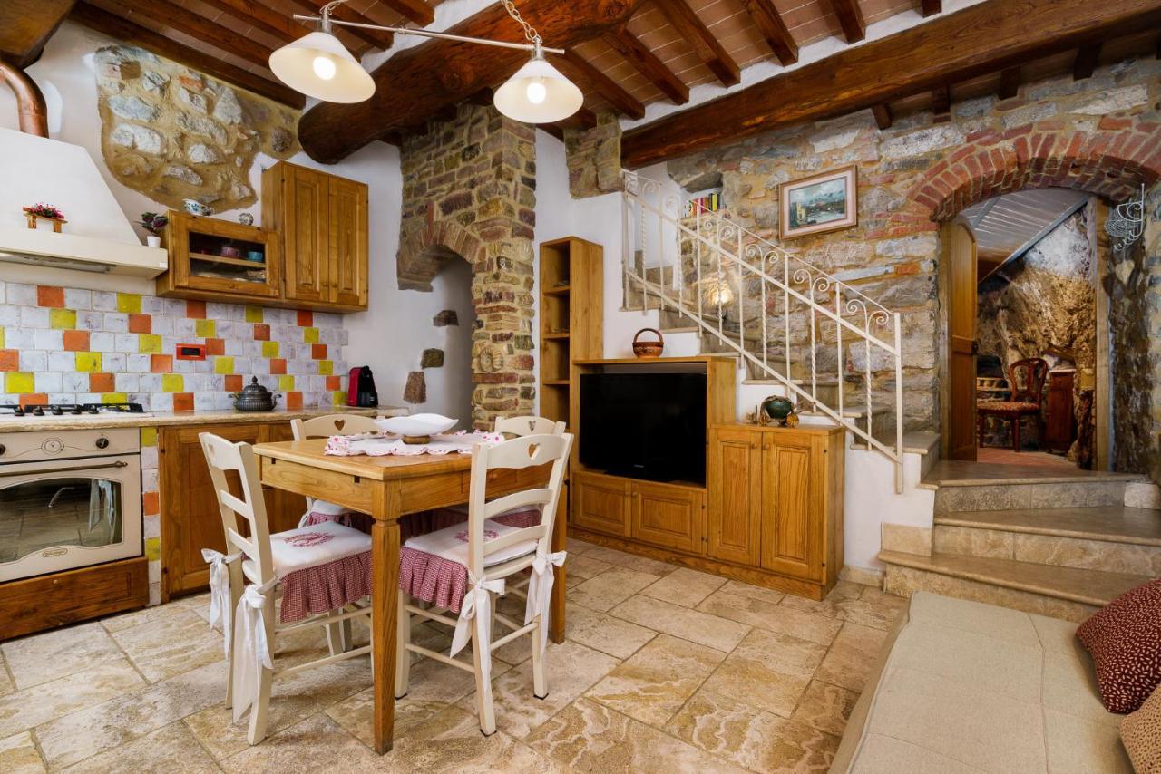 La Casetta Nel Borgo カステルヌオーヴォ・ディ・ヴァル・ディ・チェーチナ エクステリア 写真